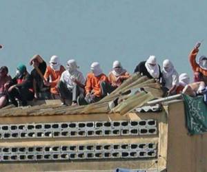 Los privados de libertad se subieron al techo del presidio y comenzaron a gritar. Foto: AFP