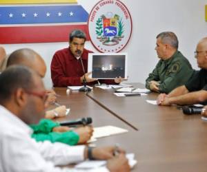 Nicolás Maduro hablando junto al Ministro de Defensa venezolano, Vladimir Padrino, en el Palacio Presidencial de Miraflores en Caracas. Foto AFP