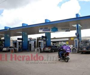 Las gasolineras continuarán abiertas durante este aniversario de la independencia de Honduras. Foto: Johny Magallanes/ EL HERALDO.