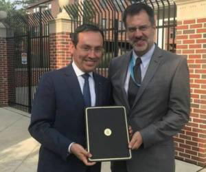 Marlon Tábora, el embajador de Honduras en Washington, junto a David L Cloe.