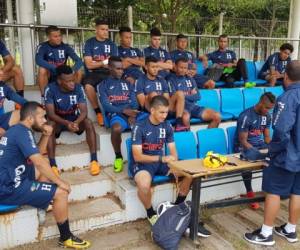 Carlos Tábora dio una charla antes del entrenamiento de este viernes. Foto: @FenafuthOrg en Twitter