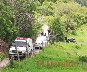 Las autoridades policiales llegaron a la escena del crimen. Foto: Estalin Irías/El Heraldo.