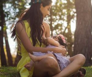 La prolactina suelen producirla las mujeres embarazadas y que están dando pecho a sus bebés.