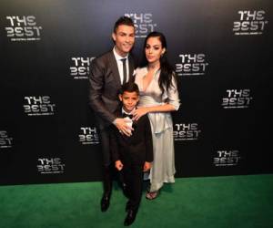 Cristiano Ronaldo, Georgina Rodríguez y Cristiano Junior en la alfombra de los premios The Best. (Foto: AFP)