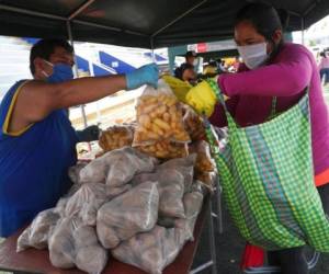 Abastecerse de productos básicos se ha vuelto un reto aún mayor para millones de familias que ya sufrían antes de todos estos eventos. Foto: AFP