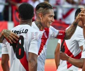 Paolo Guerrero celebra uno de los goles con los que Perú venció a Arabia Saudita.