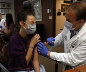 La vacuna que se administra a los jóvenes de 12 a 15 años es la misma que la de los adultos. Foto:AFP