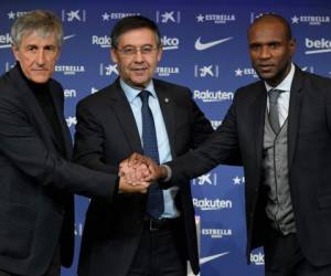 Eric Abidal,(lado derecho de la foto) fue destituido el 18 de agosto de 2020 de su puesto de Director de Fútbol en el club español, un día después de que también fuera despedido Quique Setien. Foto: Agencia AFP.