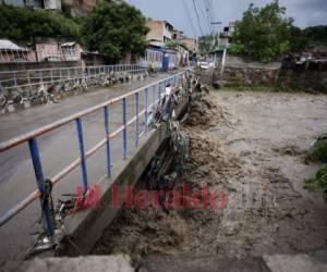 La quebrada que atraviesa la colonia 1 de Diciembre causó estragos y desgracia a su paso. Foto: Emilio Flores/ EL HERALDO.