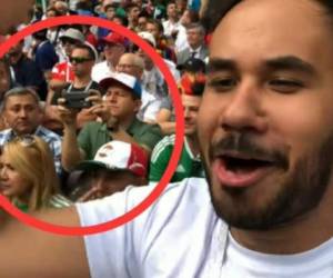 Imagen del vídeo de Werevertumorro en el que sale el hombre de camisa de cuadros azul, el diputado Carlos Reyes disfrutando del duelo en Rusia.