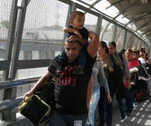 La nueva política busca negar el asilo a casi todos los migrantes que llegan a la frontera sur y no son de México porque descalifica a cualquiera que pase por otro país y no haya solicitado asilo allí primero. Foto: AP.