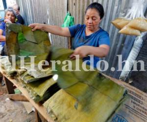 El rollo de hojas para los nacatamales en el mercado San Isidro va desde los cinco lempiras. Foto: Marvin Salgado.