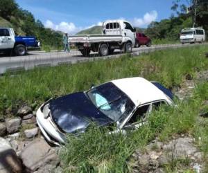 Así quedó el vehículo en el que se conducían las tres personas que resultaron heridas este viernes en un accidente en la cuesta El Chile de la capital de Honduras.