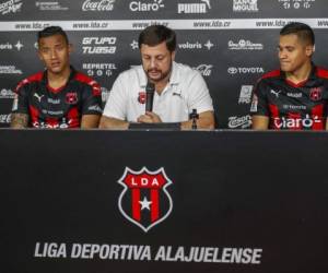 Los hondureños Luis Garrido y Roger Rojas el día de su presentación con los Manudos de Alajuelense de Costa Rica.