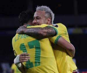 Neymar abraza a Lucas Paquetá, su compañero de la selección de Brasil, durante la semifinal de la Copa América ante Perú, el lunes 5 de julio de 2021 en Río de Janeiro. Foto: AP