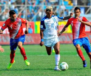 Mario Martínez conduce el balón mientras es marcado por dos jugadores de Costa Rica (Foto: Deportes EL HERALDO Honduras)