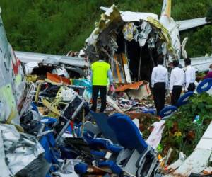 Varias personas a bordo tuvieron que ser rescatadas con equipos especiales. Se necesitaron tres horas para limpiar a todos los heridos y los cuerpos, dijeron las autoridades. Foto: AFP