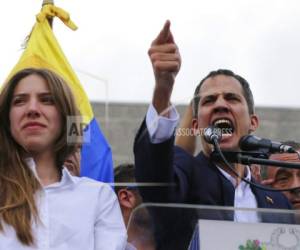 El líder del Congreso y autoproclamado presidente interino de Venezuela, Juan Guaidó, habla a los simpatizantes en una manifestación para exigir la renuncia del presidente venezolano Nicolás Maduro y luego de retornar al país.