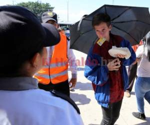 Los jóvenes muestras sus carné para poder ingresar. Foto: David Romero/ EL HERALDO