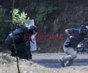 El reportero gráfico Emilio Flores trató de huir de las agresiones que recibió por parte de agentes de la Policía Nacional. Foto cortesía