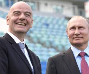El presidente ruso, Vladimir Putin, y el presidente de la FIFA, Gianni Infantino, visitan el estadio Fisht en el balneario de Sochi, en el Mar Negro. Foto:AFP