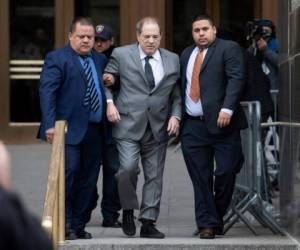 Foto de archivo. Harvey Weinstein, en el centro, abandona el tribunal después de una audiencia de fianza en Nueva York.