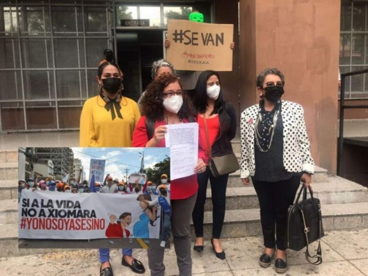 Las representantes de las mujeres del Partido Libre llegaron al Ministerio Público con el escrito.