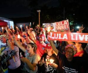 Lula fue declarado culpable en julio de 2017 de beneficiarse de un apartamento en un balneario paulista, ofrecido por una constructora para obtener su mediación en contratos con Petrobras.