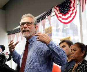 Jonathan Fried, del grupo We Count! ( Nosotros contamos!) habla durante conferencia de prensa anunciando que una coalición de grupos defensores de los derechos de inmigrantes demandar al gobierno de Florida por una nueva ley estatal que exige que policías cooperen con agentes federales de inmigración, el martes 16 de julio de 2019, en Miami.