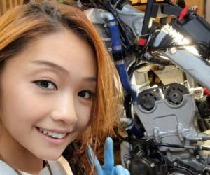 La chica se popularizó en redes sociales por visitar en motocicleta diversos lugares de Japón. Foto: Twitter @azusagakuyuki