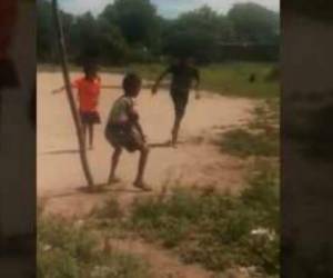 Un grupo de niños jugaba al fútbol y se les apareció una extraña criatura. Foto captura YouTube