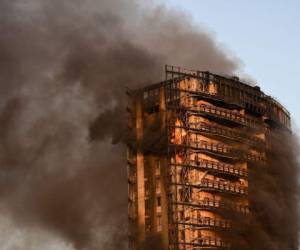 Una fotografía tomada el 29 de agosto de 2021 muestra un edificio residencial de 20 pisos devastado por un incendio en Milán. Foto: AFP
