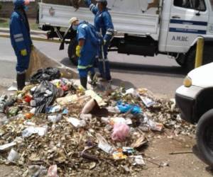 La recolección de basura en la capital se mantiene con los horarios establecidos. El personal debe portar su equipo de seguridad.