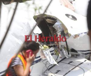 Los escombros del avión fueron levantados horas después del accidente en Toncontín.