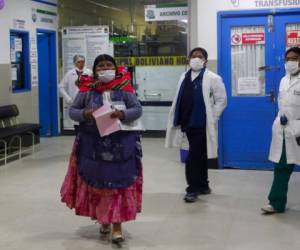 Una mujer usa un cubrebocas como medida de protección para evitar el contagio del nuevo coronavirus en el Hospital Boliviano Holandés, en El Alto, Bolivia, el miércoles 11 de marzo de 2020. En muchas personas el nuevo coronavirus sólo provoca síntomas moderados como fiebre y tos. La gran mayoría de los pacientes se recupera del nuevo virus. AP