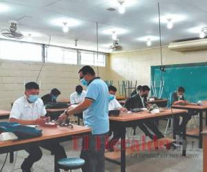 Estudiantes de último año de las carreras de Mecánica Industrial, Refrigeración y Aire Acondicionado y Electricidad del Instituto Luis Bográn reciben clases semipresenciales. Foto: El Heraldo