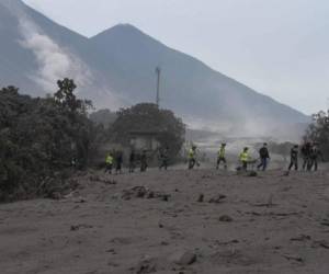 Unos 1,7 millones personas también fueron afectadas de alguna manera por la erupción volcánica, mientras que 3,263 han sido evacuadas a zonas seguras. Foto AFP