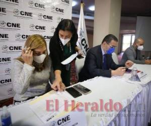 Un día antes de abandonar su cargo, la presidenta del Consejo Nacional Electoral (CNE), Ana Paola Hall, firmó los contratos con las tres empresas proveedoras. Foto: El Heraldo