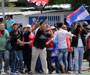 Los partidarios del gobierno gritan a los activistas que protestan contra el gobierno del presidente nicaragüense Daniel Ortega en Managua. Foto AFP