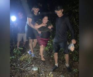 Momento en que las féminas eran rescatadas bajo la fuerte lluvia.