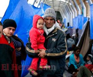 Esta foto del viernes 15 de marzo del 2019 muestra a familias a la espera de poder pedir asilo a Estados Unidos, en el puente que conecta a Reynosa, México, con Hidalgo, Texas. Foto: AP.