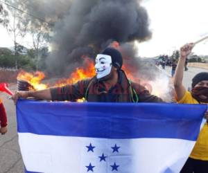 La marcha comenzó a movilizarse por el bulevar Centroamérica quemando llantas a su paso. (Foto: Alex Pérez/ El Heraldo Honduras/ Noticias Honduras hoy)