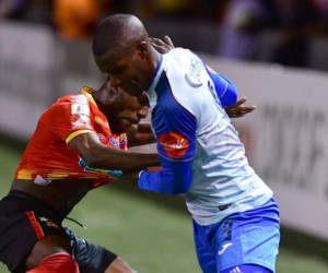 Keysher Fuller de Herediano y Rubilio Castillo de Motagua durante la final de ida de la Liga Concacaf. Foto: Ezequiel Becerra / El Heraldo.