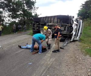 El camión cargado de plátanos impactó contra el carro pequeño en la carretera.