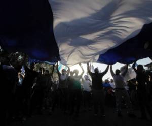 La gente, muchos de los cuales exigen la renuncia del presidente nicaragüense Daniel Ortega y su esposa, la vicepresidenta Rosario Murillo, participan en la 'Caminata por la Paz y el Diálogo' en Managua el 23 de abril de 2018. Foto AFP
