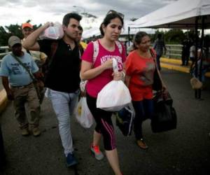 Colombia tiene alrededor de un millón de venezolanos, y unos 300,000 colombianos que solían vivir en Venezuela volvieron a su país. Foto: Agencia AP