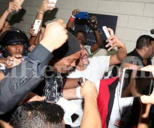 Momento en el que los aficionados se intentaron acercar a Ronaldinho a su llegada a un hotel de la capital. (Foto: Marvin Salgado / EL HERALDO)