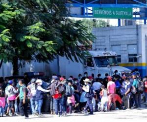 Cientos de migrantes esperaban para ingresar a Guatemala el sábado, pero solo pudieron avanzar unos 10 kilómetros desde la frontera de Corinto, pues un fuerte contingente les bloqueó el paso. Foto: AFP