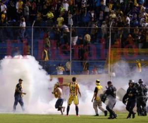 Las fuerzas de seguridad nacional tuvieron que hacer uso de bombas lacrimógenas para controlar la turba que ingresó al estadio Morazán.