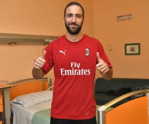 Gonzalo Higuaín después de realizar los exámenes médicos con el AC Milan. Foto:@acmilan en Twitter